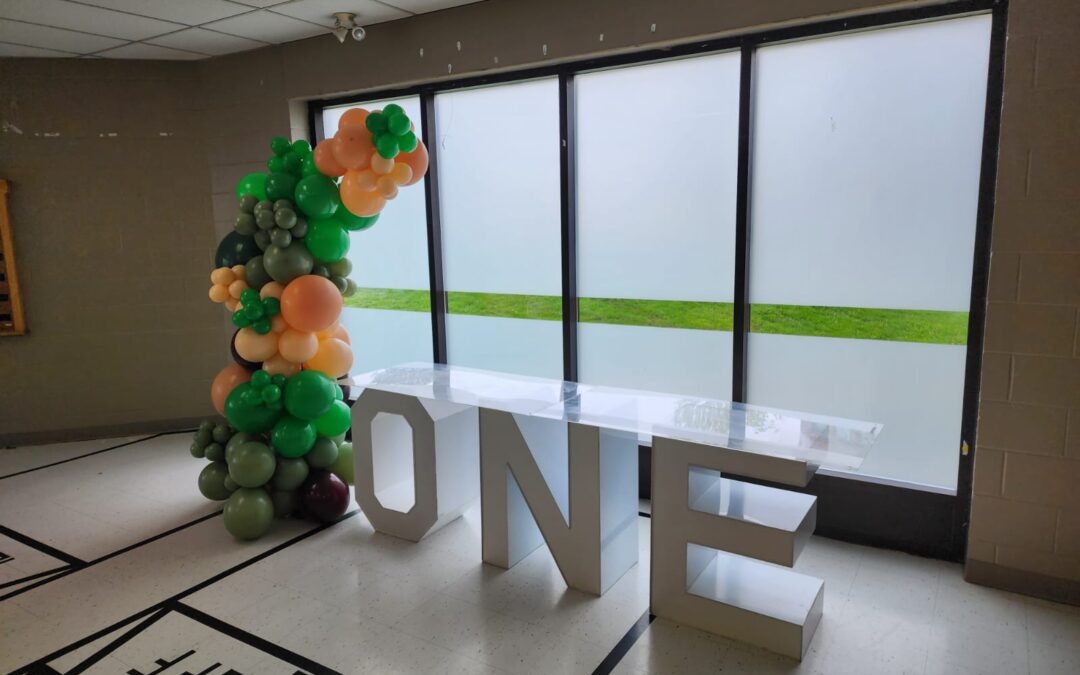 marquee letter table with balloon decor