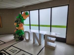 marquee letter table with balloon decor
