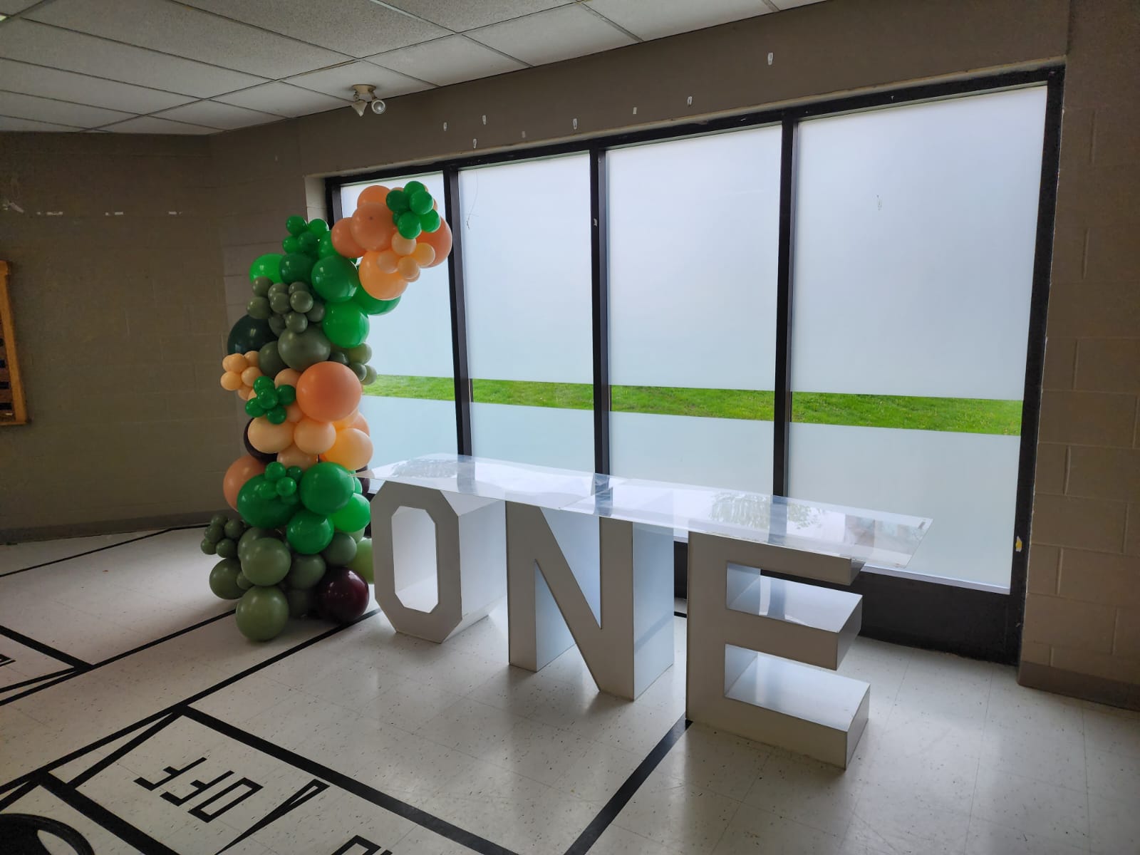 marquee letter table with balloon decor
