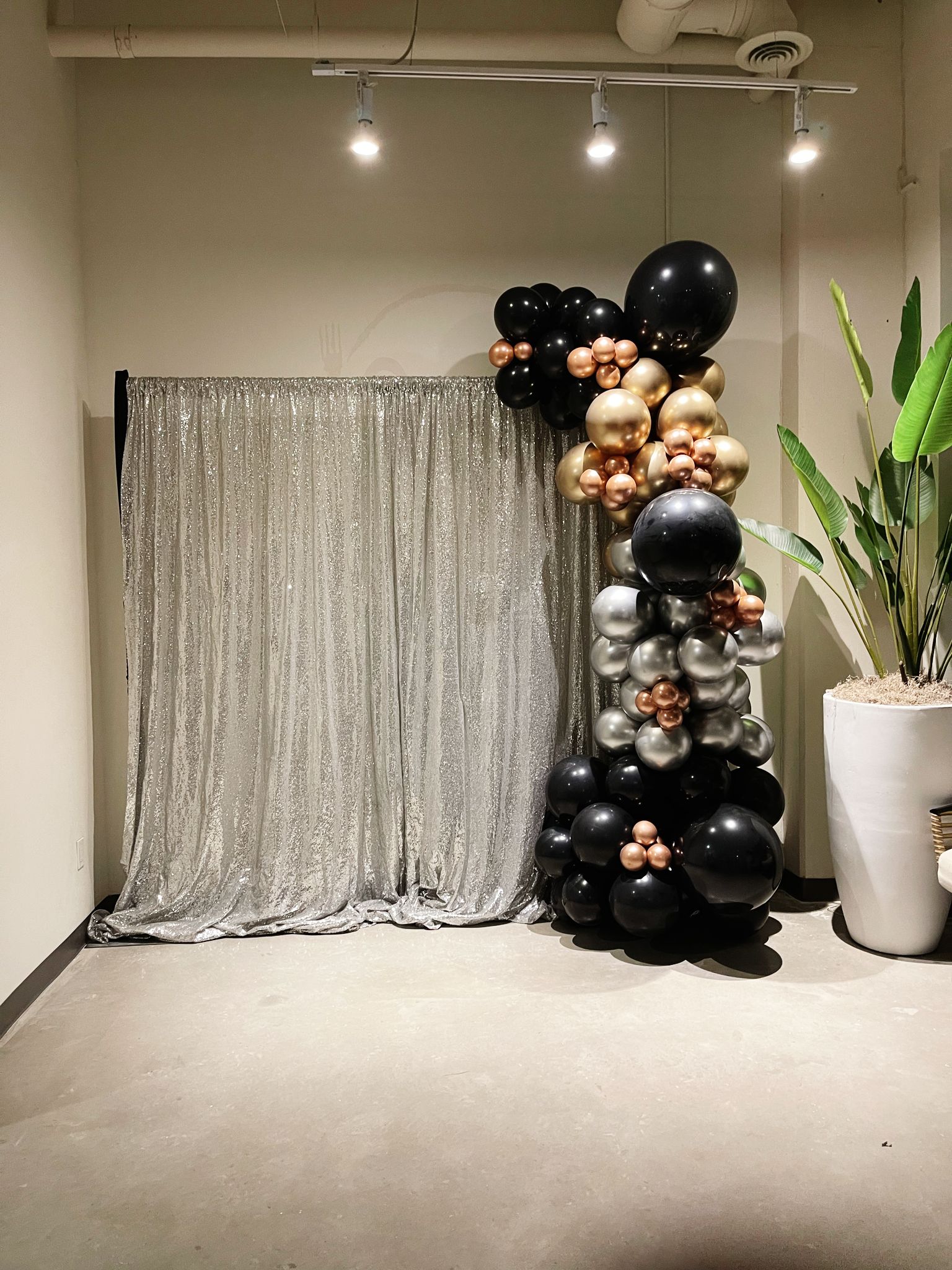 balloon garland with silver backdrop